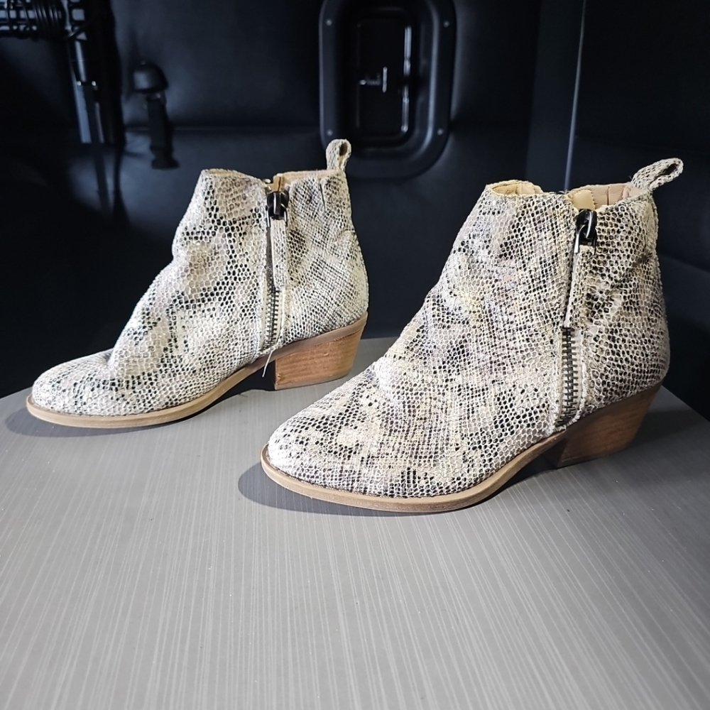 Very G Snakeskin Texture Booties Ankle Boots Dual Side Zip Sz 8.5 Great PreOwned